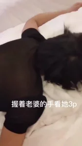 握着老婆手给单男3p